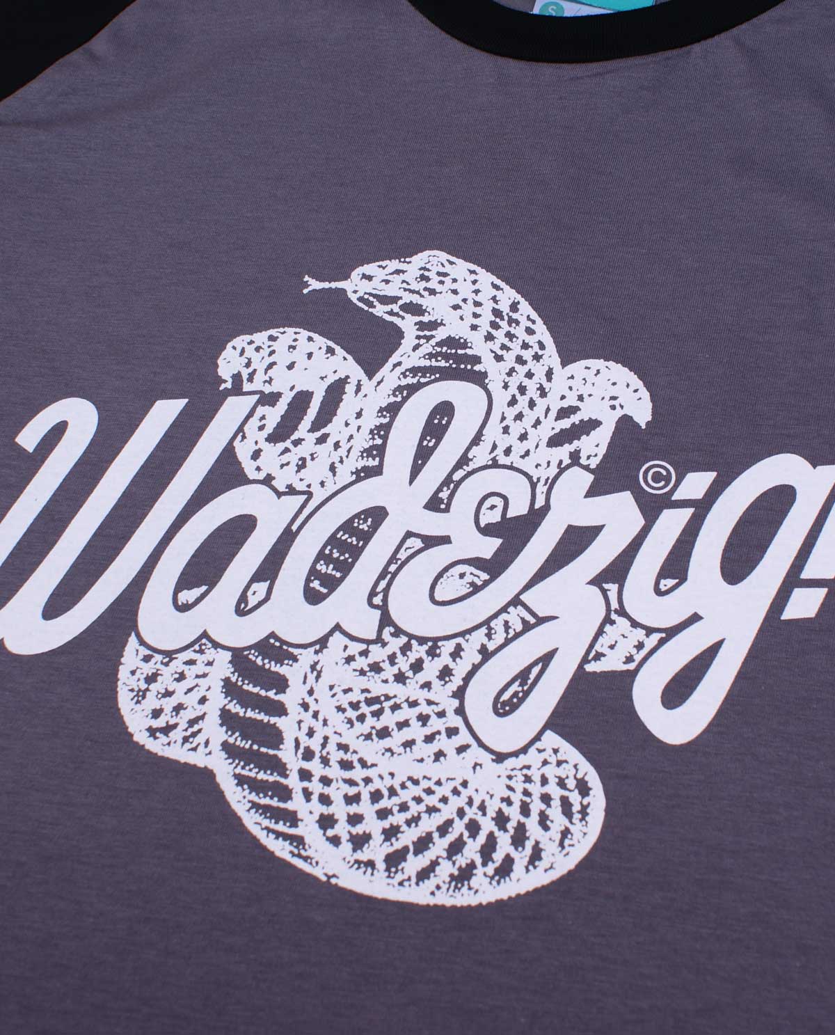 WADEZIG! T-SHIRT - COBRA RAGLAN MISTY BLACK